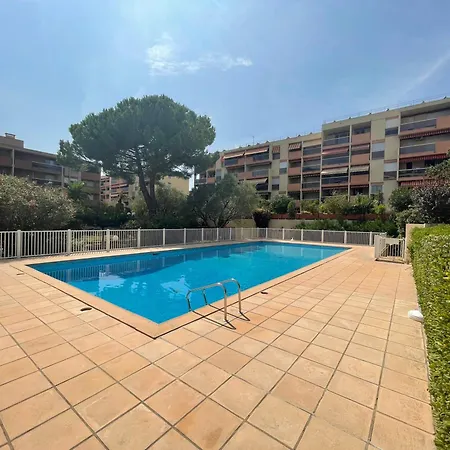 Agreable Dans Avec Piscine Et Tennis